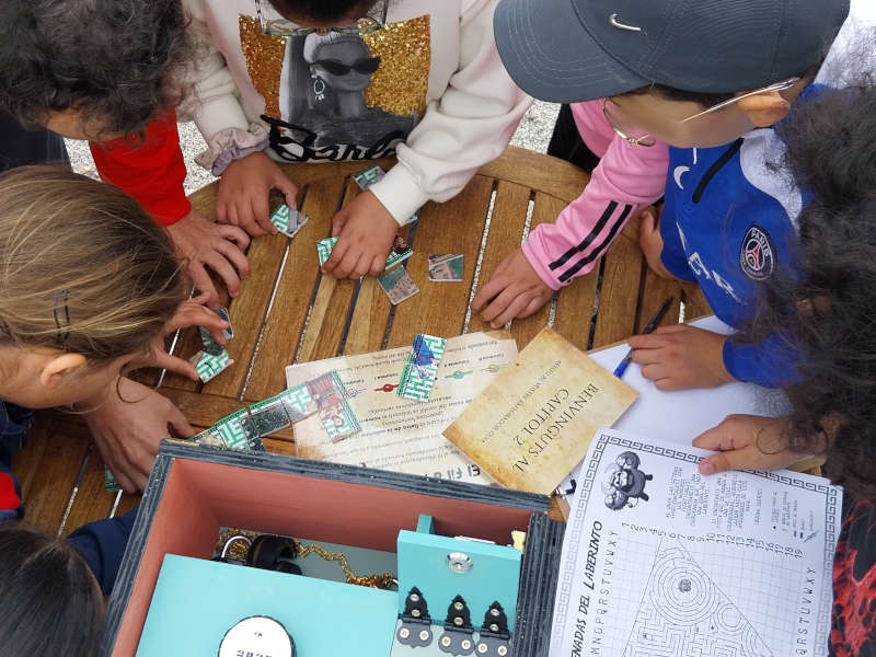 niños jugando en el laberinto de peñíscola