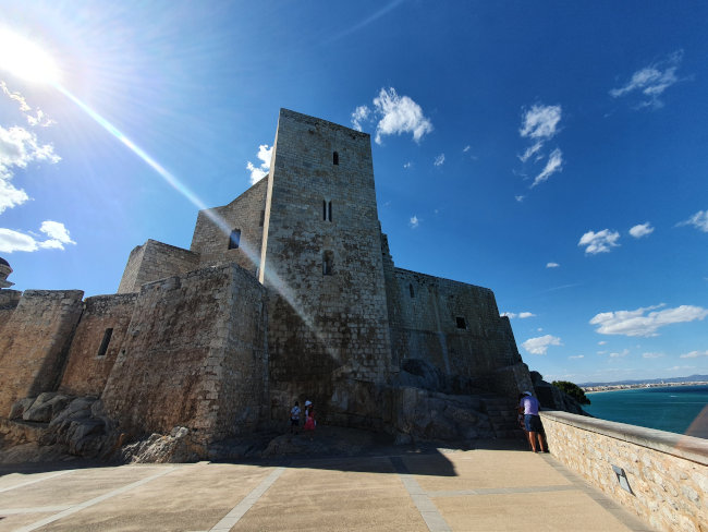 Vista del castillo de Peñíscola desde la plaza del faro